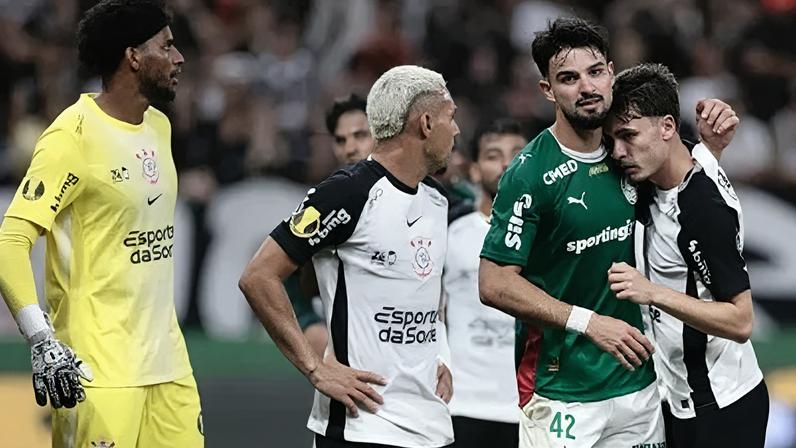 Flaco López se enrosca com Breno Bidon em Corinthians x Palmeiras pelo Paulistão