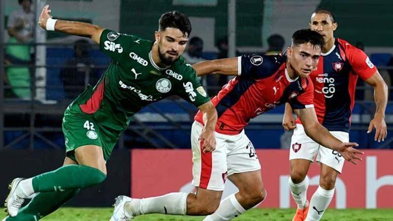 Flaco López disputa a bola com Wilder Viera, do Cerro Porteño, pela Copa Libertadores