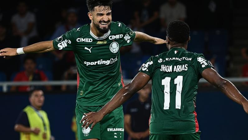 Flaco Lopez e Jhon Arias comemoram gol em Cerro Porteño x Palmeiras pela Libertadores