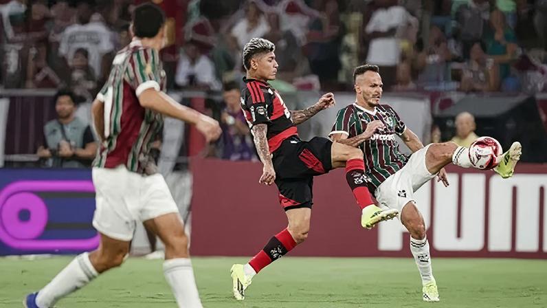 Lance de Fla-Flu pelo Carioca