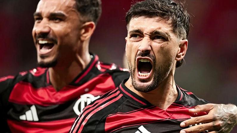Danilo e Arrascaeta, do Flamengo, durante partida contra o Pyramids, pela Fifa International Cup, em 2025; clube carioca atingiu receita recorde no ano