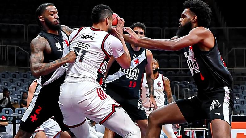 Flamengo em duelo do NBB contra o Vasco (Foto: PaulaReis/Flamengo)