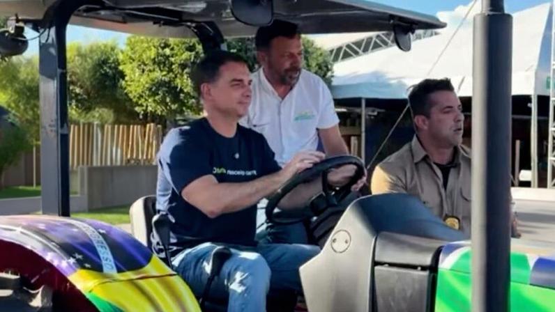 Flávio Bolsonaro afirmou que espera ser o “candidato do agro” nas eleições de 2026 durante a abertura da Norte Show, feira agropecuária realizada em Sinop (MT)
