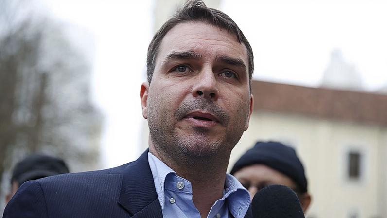 "O 01 tá pronto pra assumir a missão, respeite a patente do novo capitão", diz a música que toca na publicação de Flávio Bolsonaro (foto)
