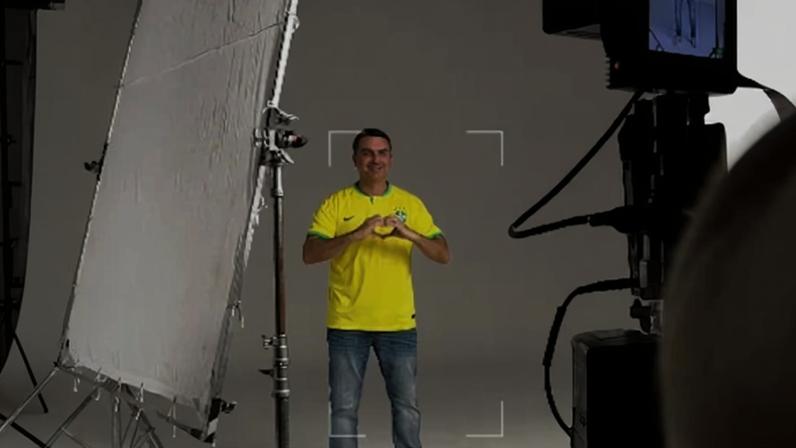 O senador e pré-candidato Flávio Bolsonaro durante ensaio de fotos em estúdio em Brasília