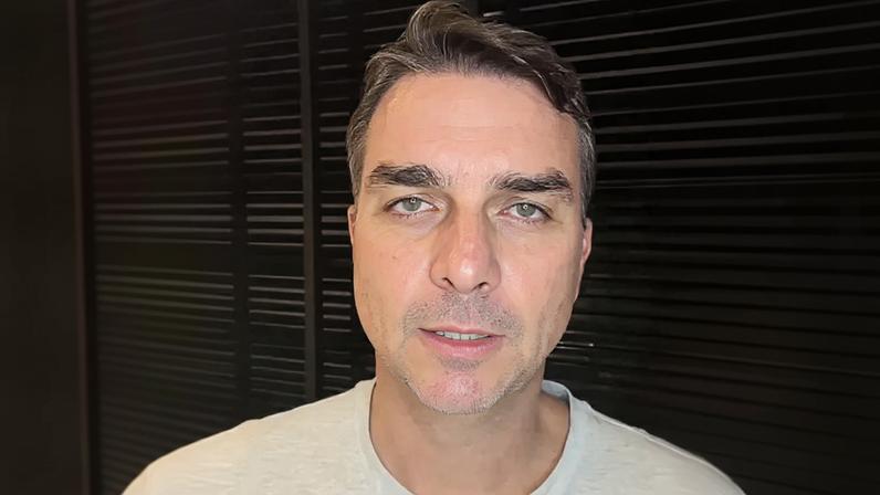 Flávio Bolsonaro pede racionalidade após conflito entre Eduardo e Nikolas