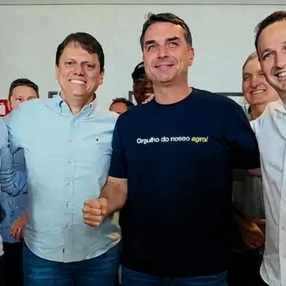 Tarcísio e Flávio Bolsonaro anunciam tour por SP em maio