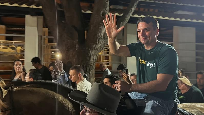 Flávio Bolsonaro na Expogrande, em Mato Grosso do Sul. — Foto: Caio Tumelero/TV Morena