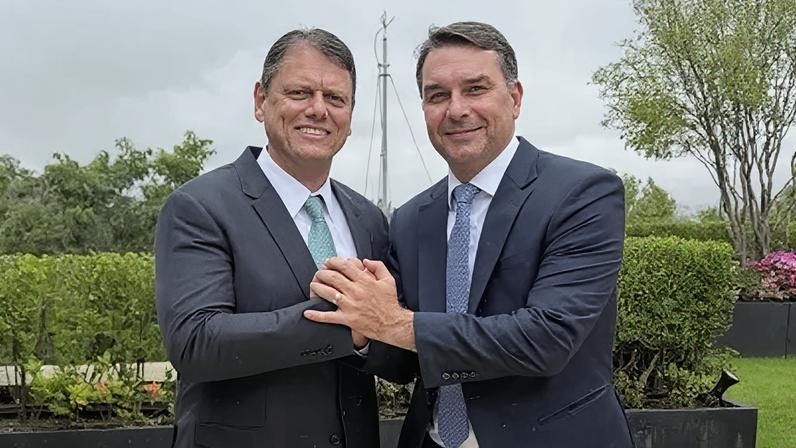 Flávio Bolsonaro (PL) publicou foto com o governador de São Paulo, Tarcísio de Freitas (Republicanos)