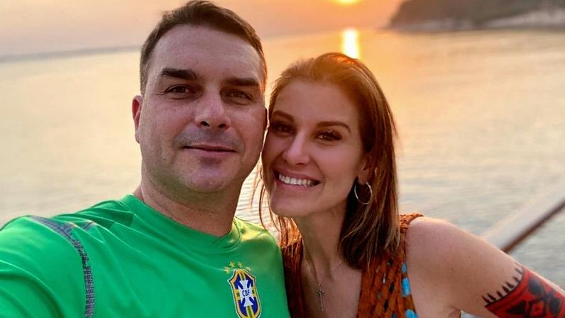 Esposa de Flávio Bolsonaro o chama de 'Bolsonaro moderado'