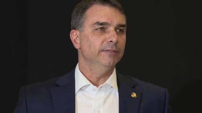 "Então, galera, vocês que são jovens, não deixem essa oportunidade passar. (...) Bora resgatar o nosso Brasil", afirmou Flávio