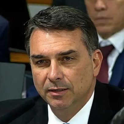 Flávio Bolsonaro critica Lula e defende presos do 8 de janeiro na sabatina