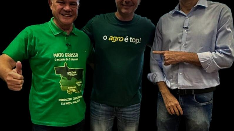 Flávio Bolsonaro viaja ao MT com camiseta "o agro é top"