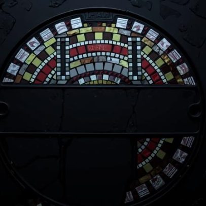 Artista anônimo transforma buracos de rua em mosaicos coloridos