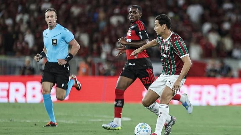 O árbitro Raphael Claus observa Paulo Henrique Ganso e Evertton Araújo no Fla-Flu do Maracanã