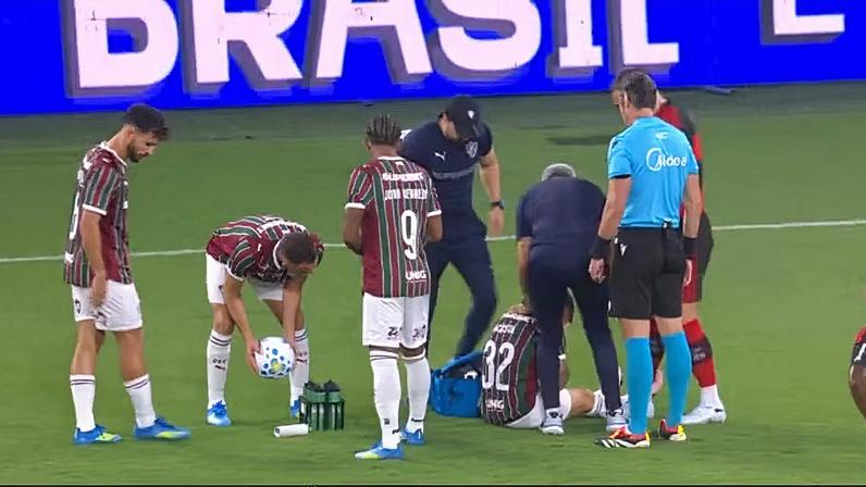 Lucho Acosta caído no clássico entre Fluminense e Flamengo — Foto: Reprodução / Premiere
