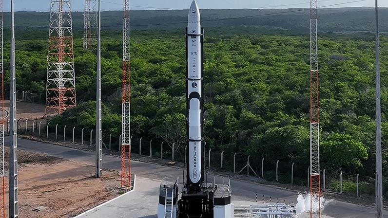 Foguete da start-up sul-coreana Innospace em parceria com a FAB e a AEB