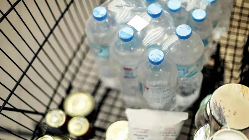 Governo vai exigir que bares e restaurantes cobrem taxa adicional por garrafas e latas vendidas
