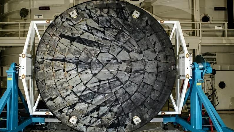 Ao término do voo de teste Artemis I, a espaçonave Orion recuperada foi transportada para o Centro Espacial Kennedy, onde seu escudo térmico foi removido e inspecionado • NASA