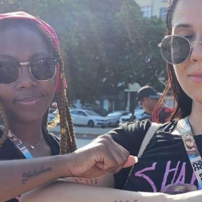 Amigas tatuam Shakicabana para megashow da cantora no Rio