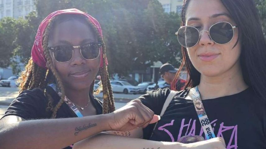 Kariny Gomes (à esq.) e Rayana de Souza (à dir.) tatuaram ‘Shakiracabana’ no braço