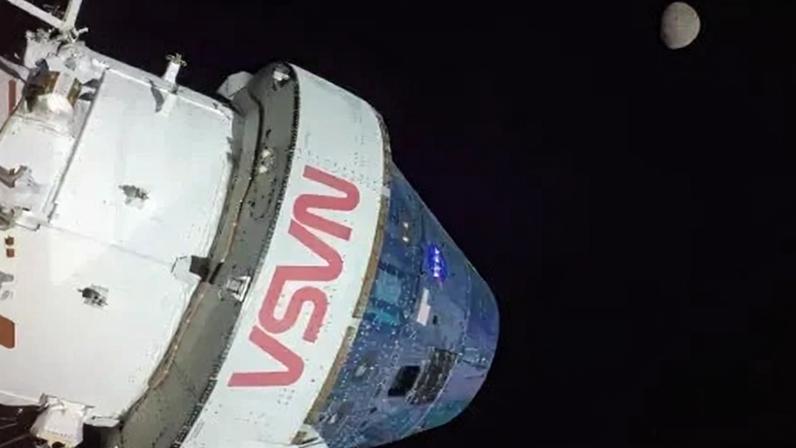 No quinto dia da missão Artemis I, uma câmera na ponta de um dos painéis solares da Orion captura a espaçonave com a Lua ao fundo, em novembro de 2022