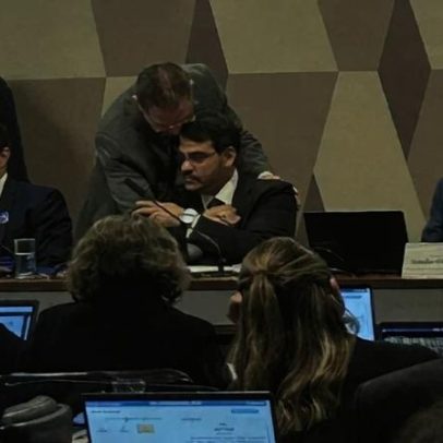 Líder do PL cita princípio de educação em abraço com Messias