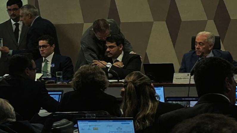 Imagem colorida, "Princípio de educação", diz líder do PL sobre abraço em Messias - Metrópoles