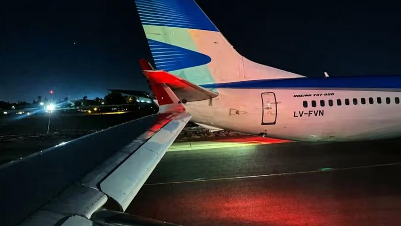 Imagem colorida, Avião da Latam que viria ao Brasil colide com outra aeronave no Chile - Metrópoles
