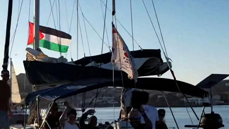 Foto colorida que mostra embarcação da Flotilha Global Summud com bandeira da palestina