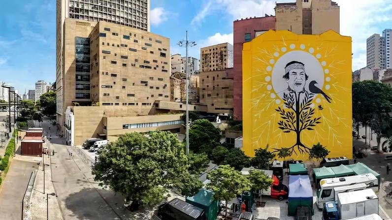 Ailton Krenak é homenageado com mural em edifício de São Paulo — Foto: Ignacio Aronovich