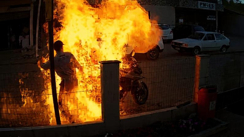 Imagem colorida, Mãe de homem que ateou fogo na própria moto precisou ser intubada - Metrópoles