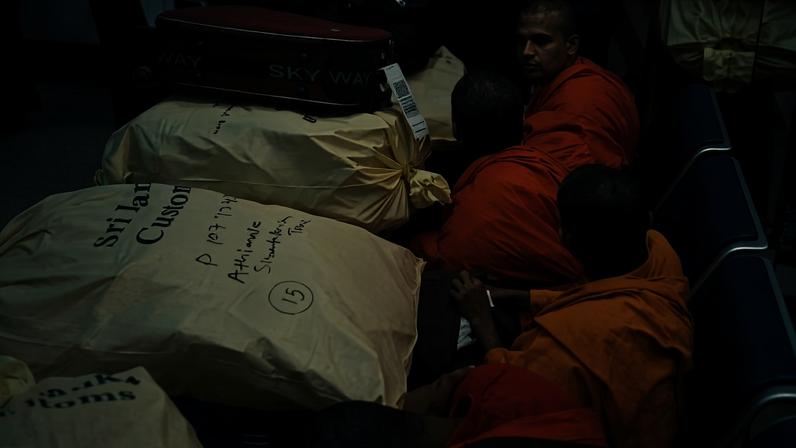 Imagem colorida, Grupo de monges budistas é preso com 110 kg de maconha em aeroporto - Metrópoles