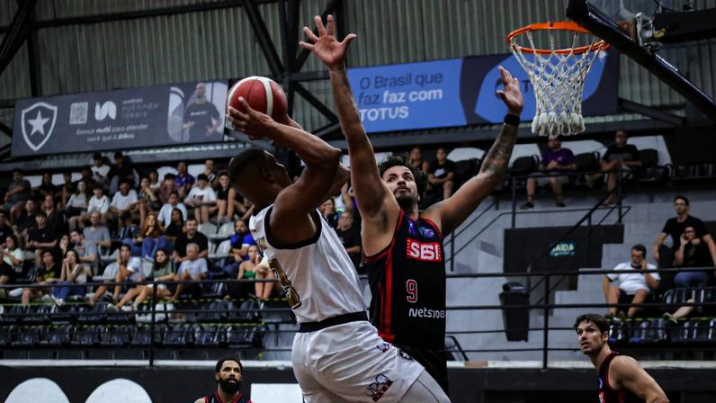 Lance de Botafogo x Franca nos playoffs do NBB 2025/2026 — Foto: Wallace Lima