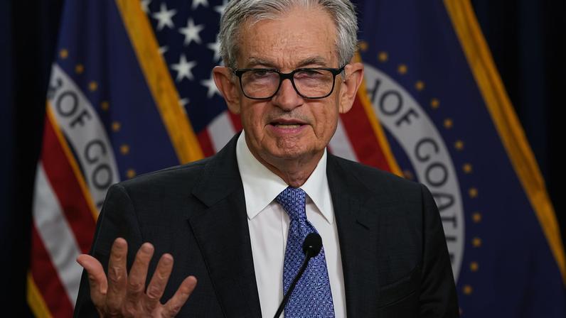Nova investida contra Powell derruba dólar e leva ouro a recorde — Foto: Jacquelyn Martin, File/AP