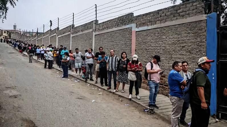 Fila de eleitores para votar nas eleições presidenciais no Peru, no último domingo (12) — Foto: Sebastián Castañeda/Bloomberg