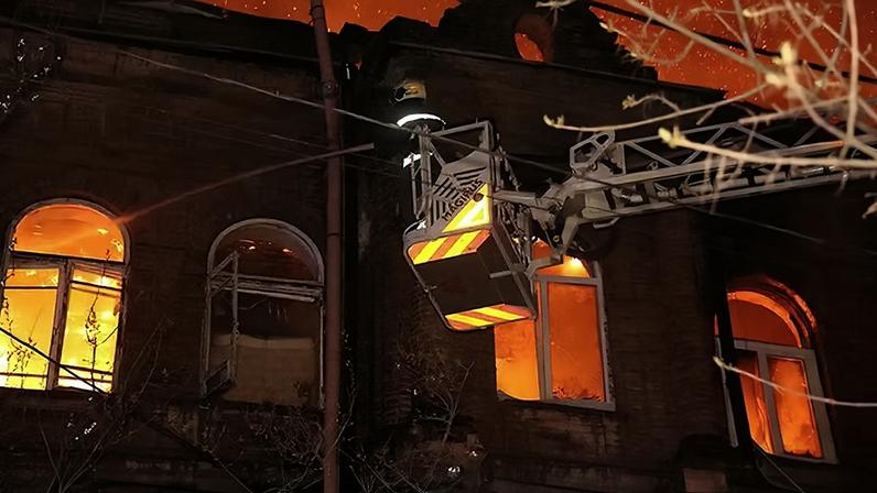 Bombeiros tentam dominar incêndio causado por ataque russo em Dnipro — Foto: Serviço de Emergência da Ucrânia/Via AP