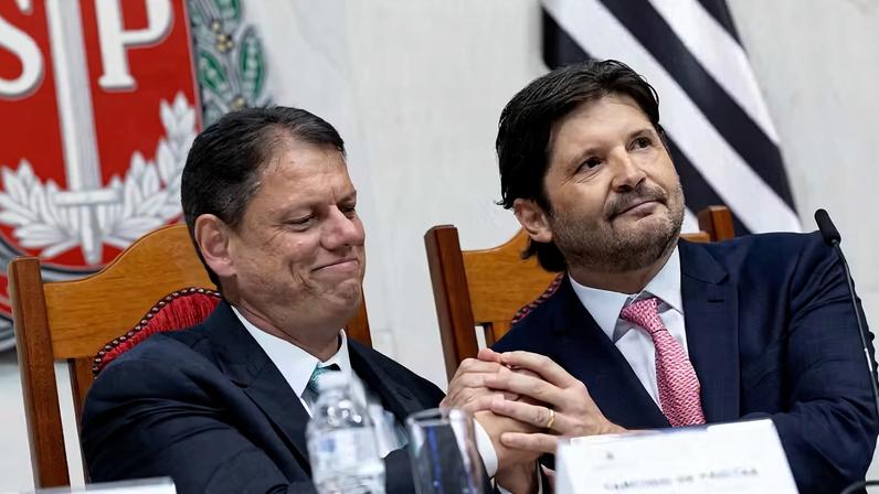 Tarcísio e André do Prado: governador defende perfil moderado para a segunda vaga na chapa e espera que visita de aliado a Eduardo seja “bem-sucedida” — Foto: Alesp/Divulgação