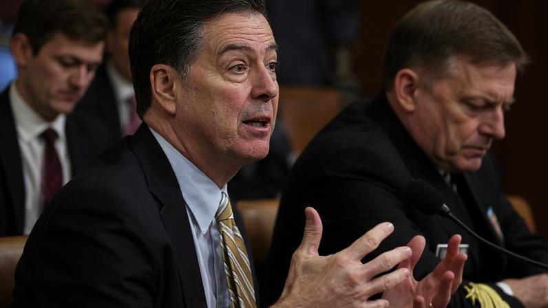 O diretor do FBI, James Comey, fala à comissão de inteligência da Câmara — Foto: AP/J. Scott Applewhite