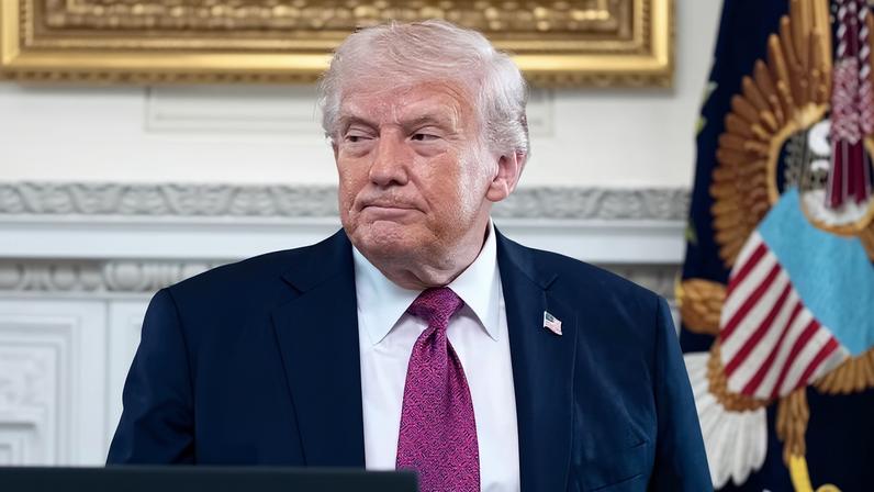 Trump, em evento na Casa Branca: recuo, anunciado pelas redes, sobre o fim da trégua e expectativa por proposta do Irã — Foto: AP Photo/Alex Brandon