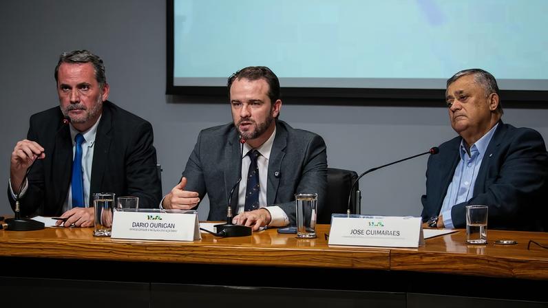 A partir da esq., Bruno Moretti, Dario Durigan e José Guimarães: expectativa é que Congresso Nacional aprecie o projeto em regime de urgência — Foto: Washington Costa/MF