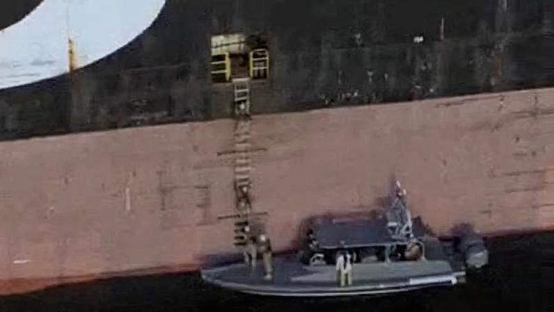 Captura de tela de um vídeo que supostamente mostra a apreensão por agentes da Guarda Revolucionária do Irã dos navios porta-contêineres MSC Francesca e Epaminondas no Estreito de Ormuz — Foto: Tasnim/Reuters