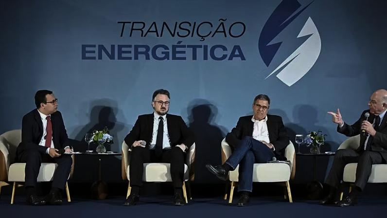 A partir da esq., Manoel Ventura (O Globo), Alexandre Strapasson, André Luís Ferreira e o deputado Arnaldo Jardim — Foto: Ton Molina/O Globo
