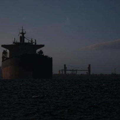 Petróleo sobe para próximo de US$100 com Estreito de Ormuz ainda fechado