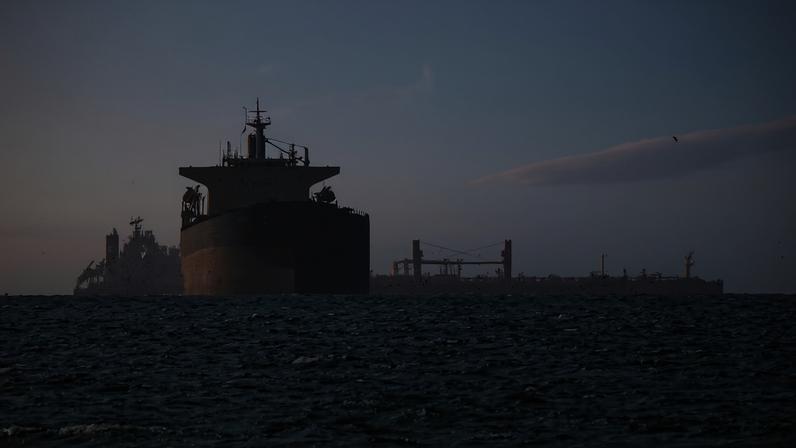 Navio petroleiro navega pelo Estreito de Ormuz