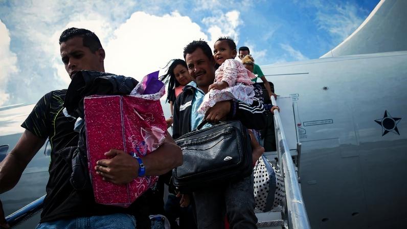 Venezuelanos contemplados pela Operação Acolhida desembarcando. (Acnur / Divulgação)