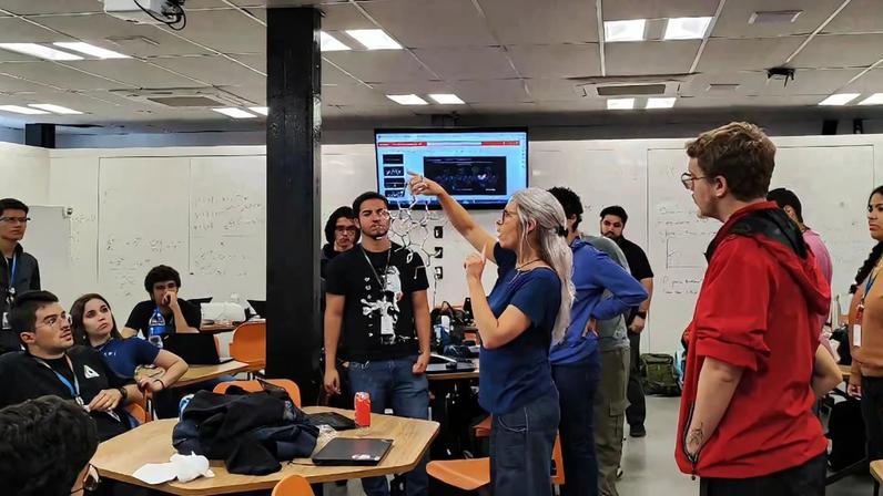 Faculdade inovadora de Ciência e Tecnologia seleciona novos alunos. Professora e alunos em sala de aula. Foto: Ilum/Divulgação