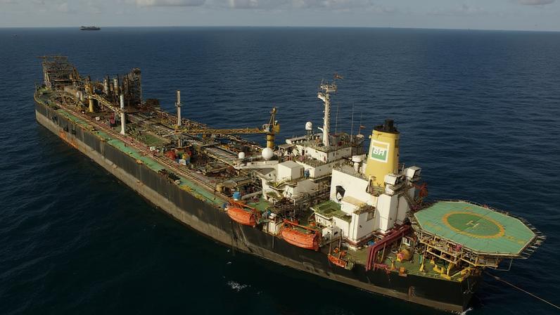 A Petrobras concluiu nesta sexta-feira (07) o leilão que vai permitir a empresa romper mais uma fronteira na indústria de exploração de petróleo. A Gerdau S.A. –que atua em áreas como mineração, produção de aço e reciclagem de metal – em parceria com o estaleiro Ecovix, arrematou a plataforma de exploração P-32, para que seja submetida ao processo de descomissionamento – uma forma de reciclagem da estrutura, mitigando impactos ambientais.
