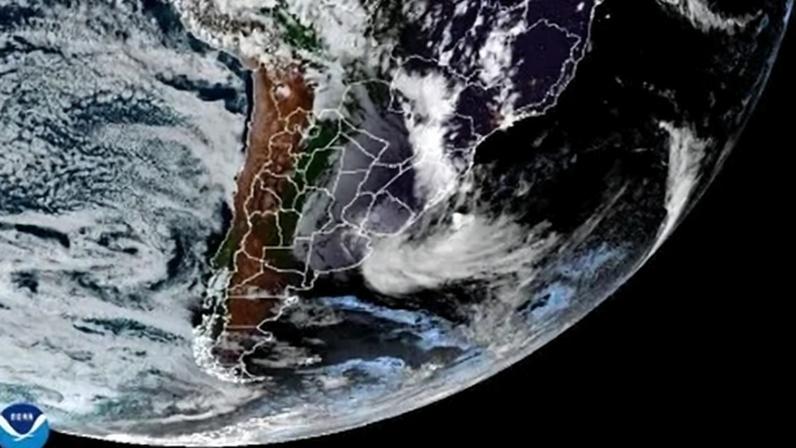 Imagem de satélite mostra organização de nuvens no Sul do Brasil