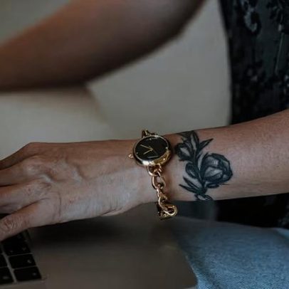 Guia com 5 dicas para encontrar pornografia que destaque o prazer feminino em sites tradicionais